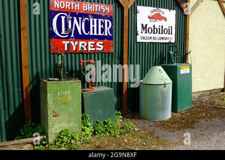 Alte Behälter und Schilder `s Museum der 1950er Jahre, Denbigh, Nordwales, Stockfoto